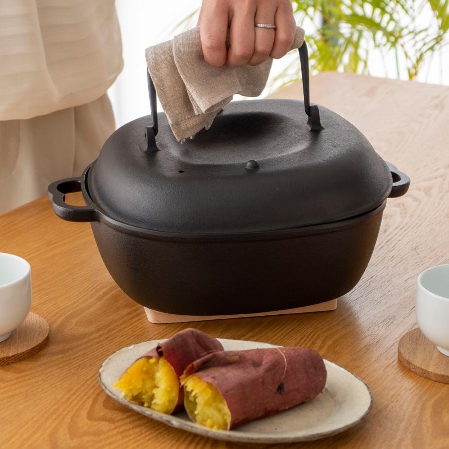 Close-up of Iwachu cast iron ridged interior to prevent sticking