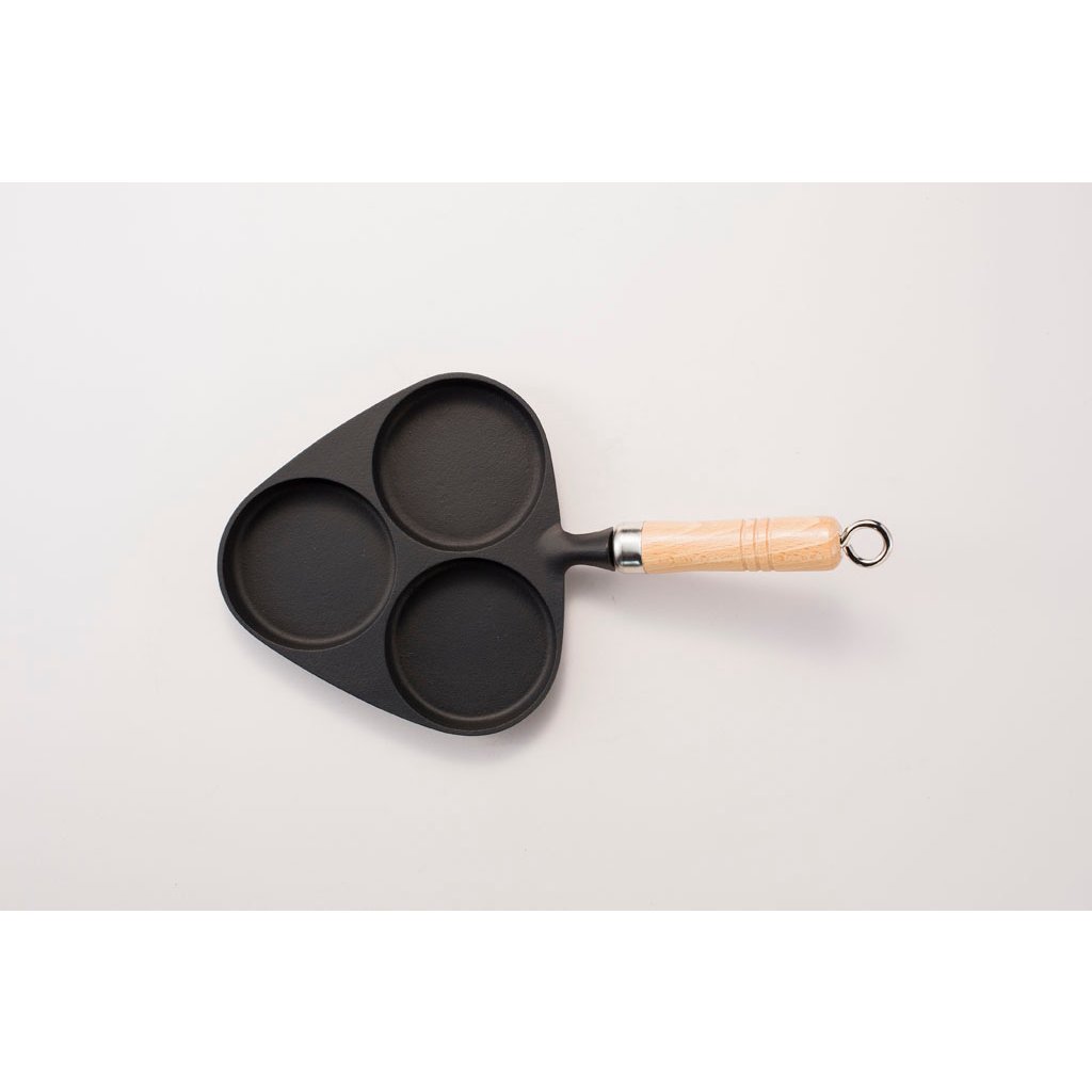 Iwachu Wooden Handle Egg Frying Pan Induction Cast Iron 3-Egg Pan, three-egg wells, ideal for breakfast cooking