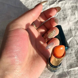 3.5g Shiseido Siphonet Lipstick 1 with moisturizing ingredients, offering hydration for all skin types