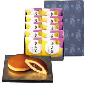 Opened Bunmeido Tsukimikasa Dorayaki revealing soft red bean filling