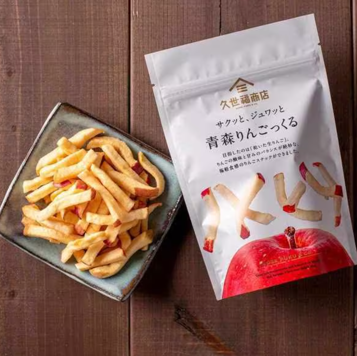 Close‑up of Aomori apple slices 35 g Kuze Fuku Shoten, light crispy texture