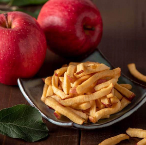 Three individually sealed 35 g packs of Kuze Fuku Shoten Aomori Apples snack