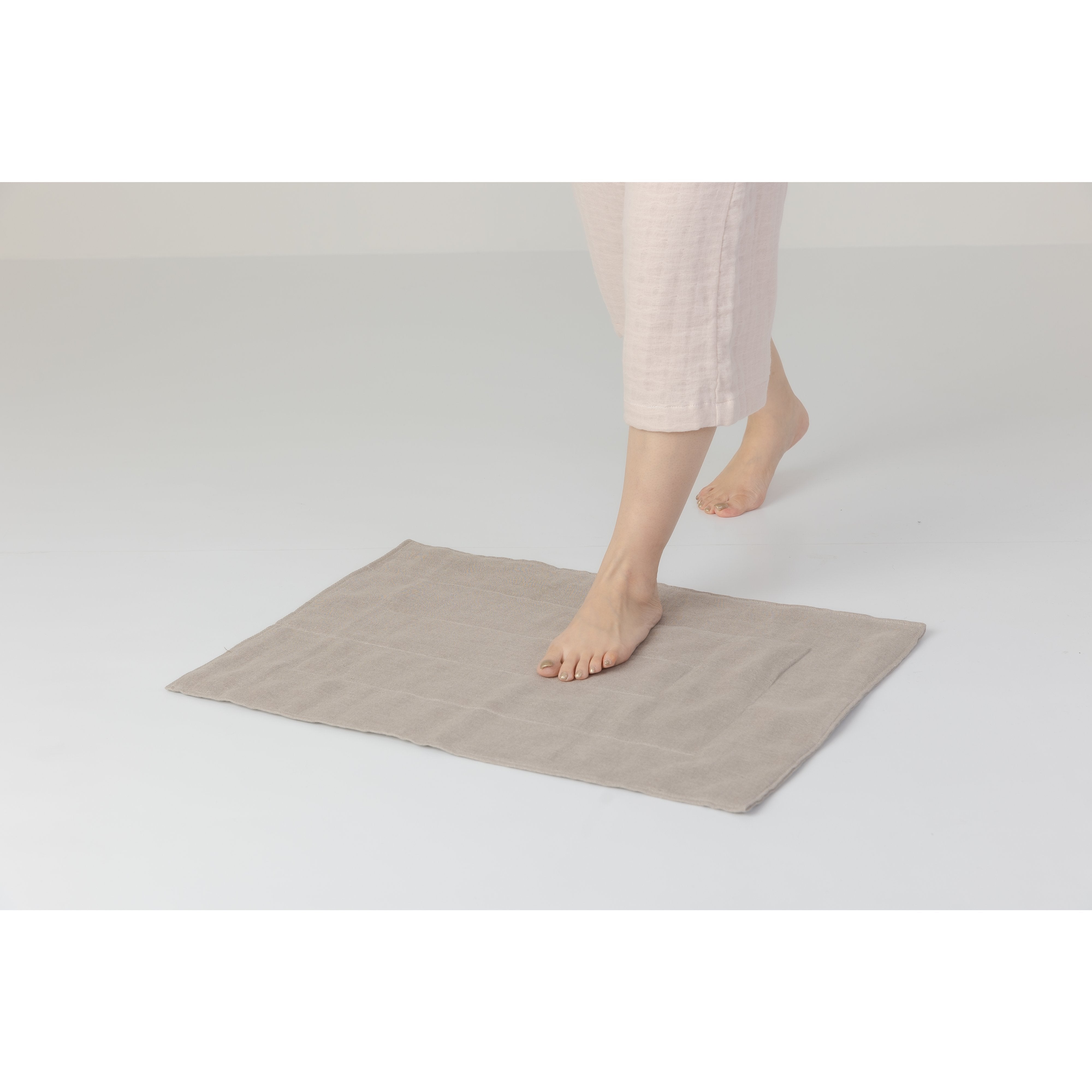 50x70cm Jogan Linen Hemp Bath Mat with absorbent 12-ply weave, offering natural comfort for families.