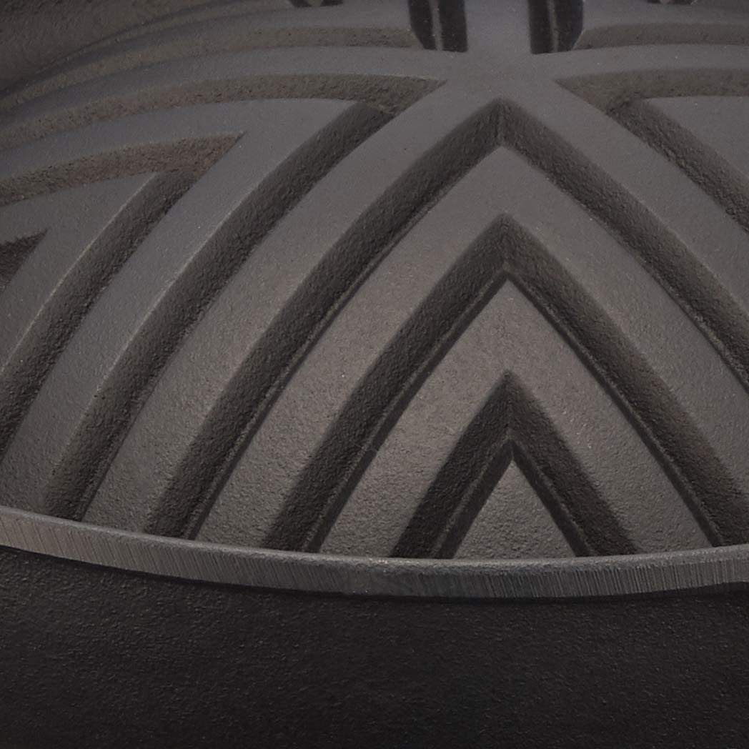 Cooking on the Iwachu Jingisukan pot, close-up of grilled food