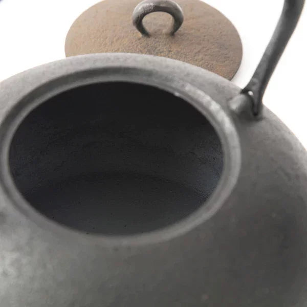 1.3L Iwachu Handcrafted Cast Iron Kettle, showcasing ergonomic handle and fine details for modern kitchens
