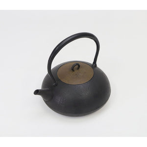 1.3L Iwachu Handcrafted Tetsubin Induction Cast Iron Kettle, highlighted by superior heat retention, bringing lasting warmth to every tea moment