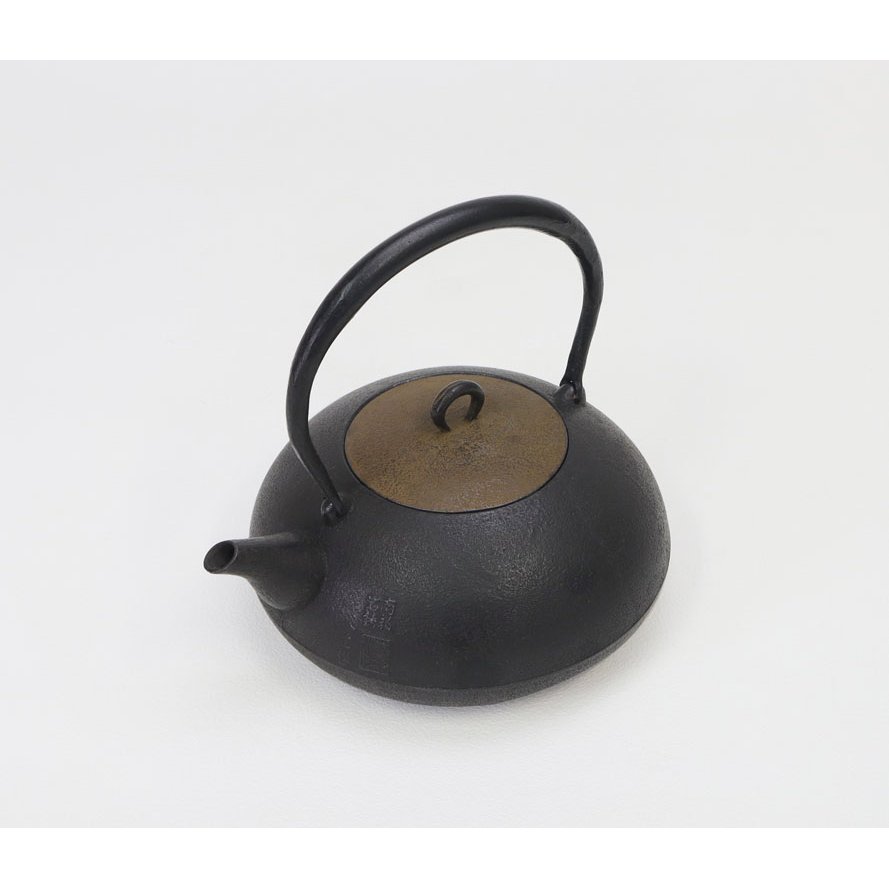 1.3L Iwachu Handcrafted Tetsubin Induction Cast Iron Kettle, highlighted by superior heat retention, bringing lasting warmth to every tea moment