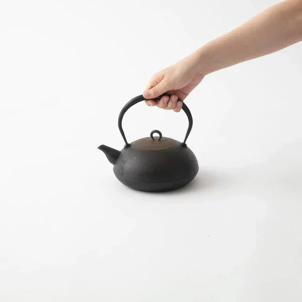 Experience authentic craftsmanship with the Iwachu Handcrafted Tetsubin Induction Cast Iron Kettle 1.3L, crafted for daily tea brewing and cozy gatherings