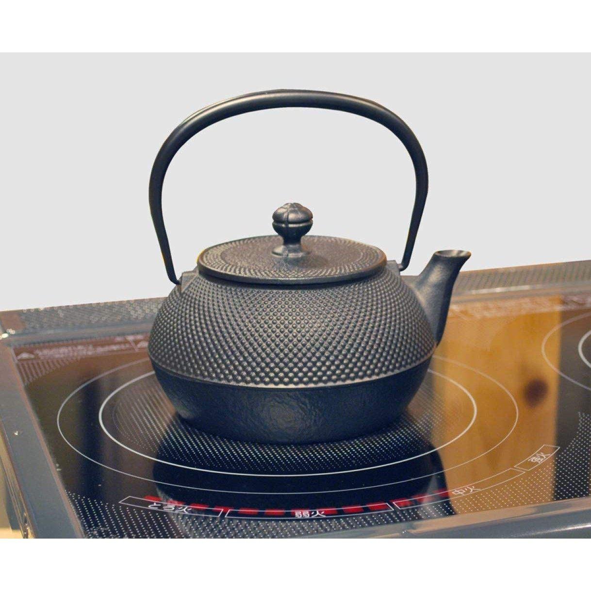 Interior view of Iwachu Tetsubin Arare Patterned Cast Iron Kettle 0.9 L with lid open