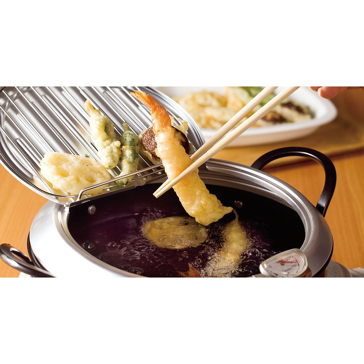 Wahei Deep Fryer Pot in 20cm size with fitted lid, perfect for frying tempura and more