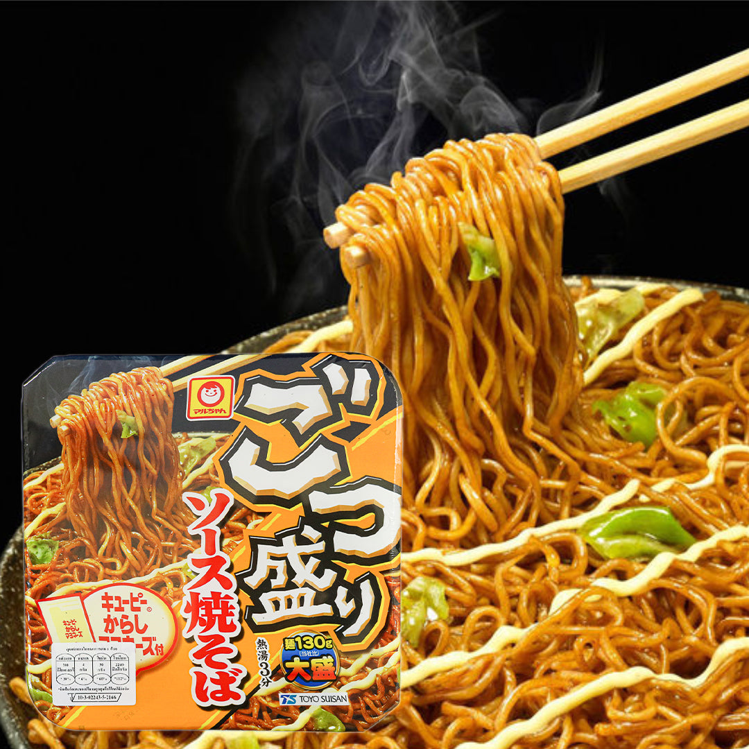 Close-up of Maruchan Gotsumori Yakisoba BIG 171g, featuring thick noodles and aonori topping