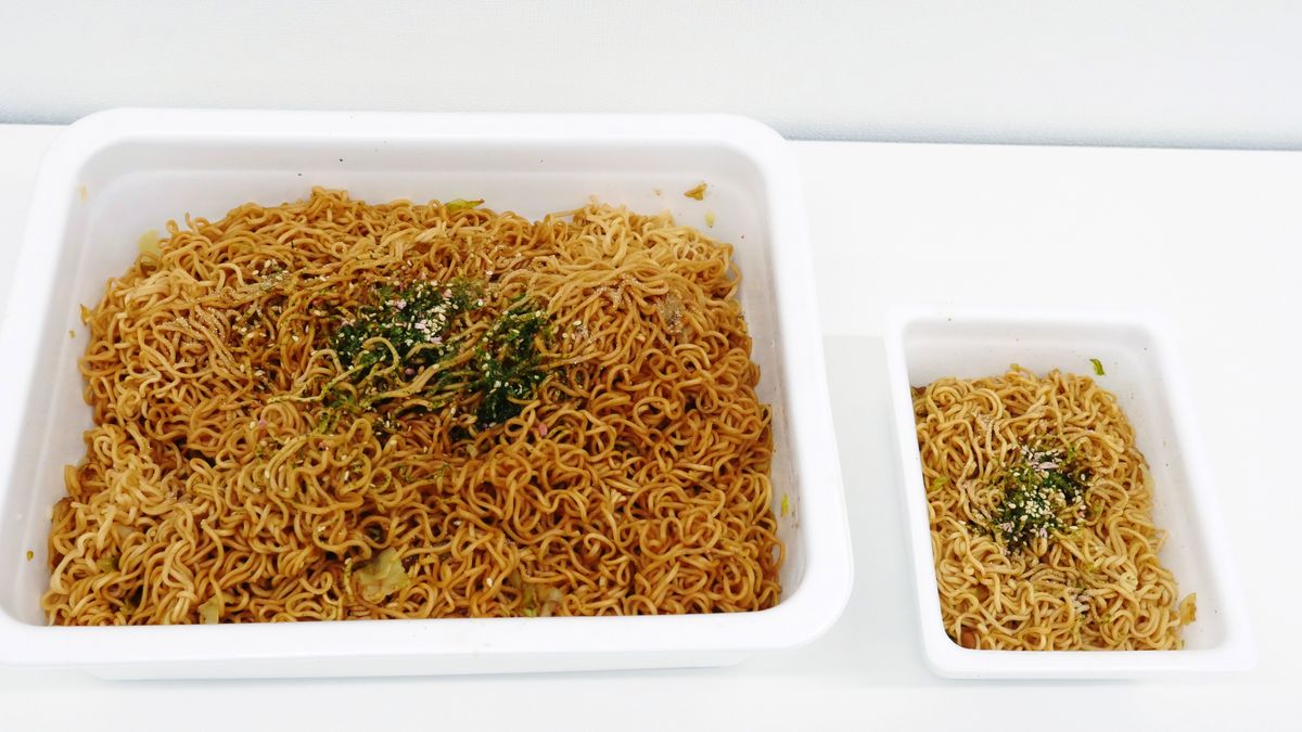 878g Peyoung Yakisoba: Super Big Big Big Big Big Big Max with condiments, offering hearty satisfaction for snack enthusiasts