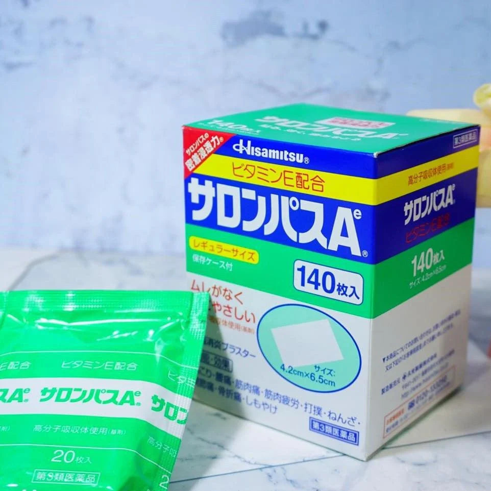 Close-up of Hisamitsu Salonpas AE Pain Relief Patches, 140 Sheets, featuring methyl salicylate for comfort