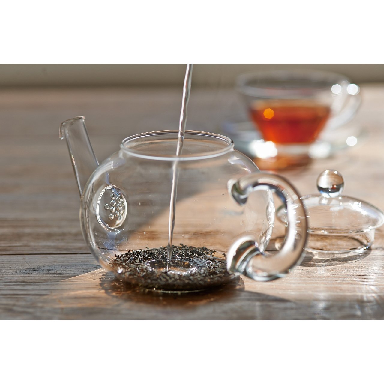 Hario Jumping Teapot Danube in 800ml, clear borosilicate, perfect for daily tea rituals
