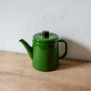 Close-up of Noda Horo Enamel Kettle 1.5L Green, featuring wooden lid knob for safe handling