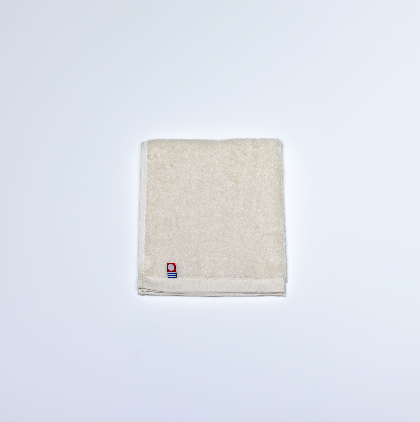 210mm Pearl Metal Oyster Shucker with wooden handle, offering supportive grip for home cooks.