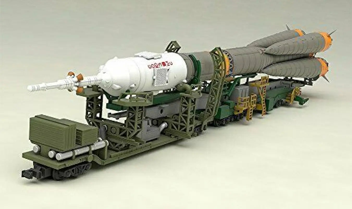 Plastic Model Soyuz Rocket Transport Train 1/150 Scale - Kit