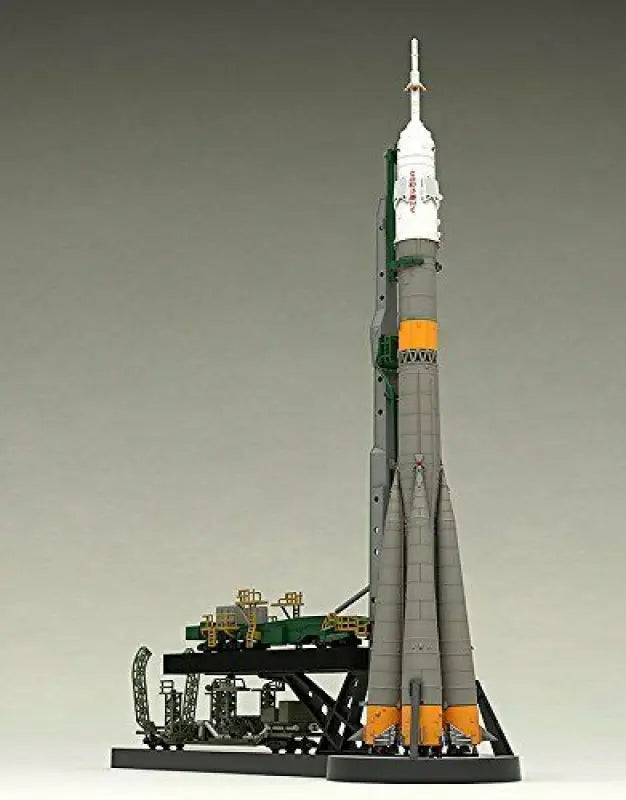 Plastic Model Soyuz Rocket Transport Train 1/150 Scale - Kit