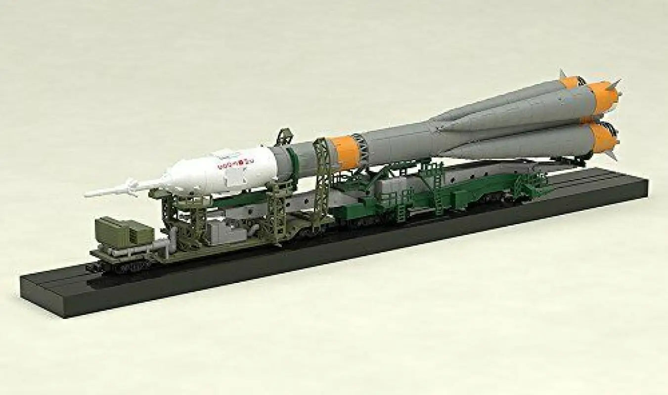 Plastic Model Soyuz Rocket Transport Train 1/150 Scale - Kit