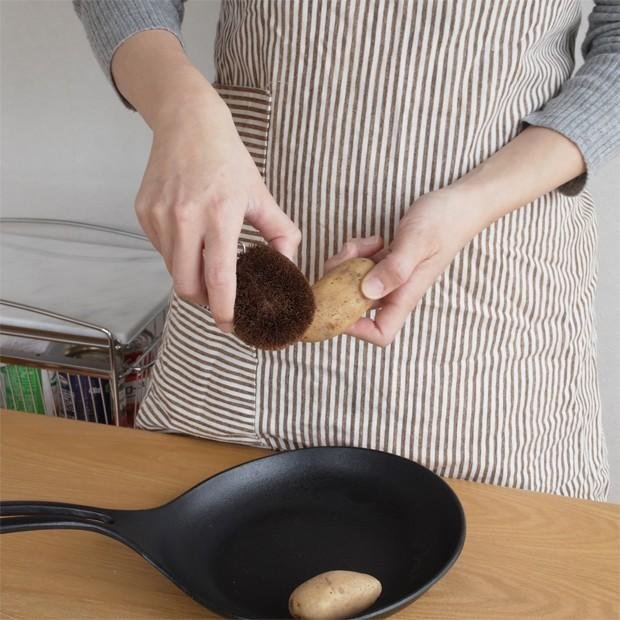 1 piece Tawashi Palm Fiber Scrub Brush by Umezawa, offering sustainable cleaning for eco-conscious homes