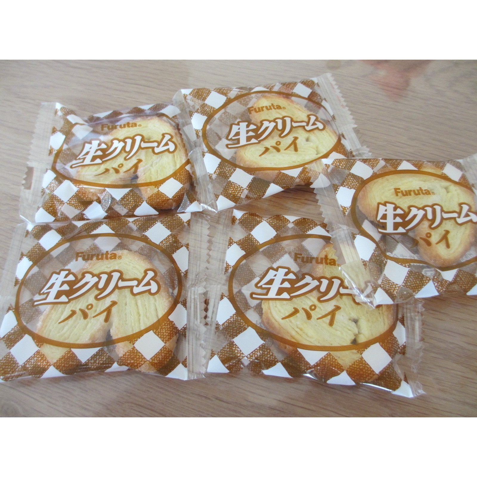 Furuta Fresh Cream Butterfly Pie Snack in 20-piece pack, crispy pastry ideal for coffee breaks.