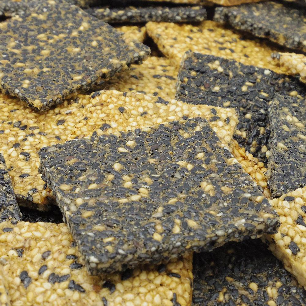 Close-up of Manten Goma Sablé Black & White Sesame Cookies, 6 pcs., featuring roasted sesame seeds for rich aroma