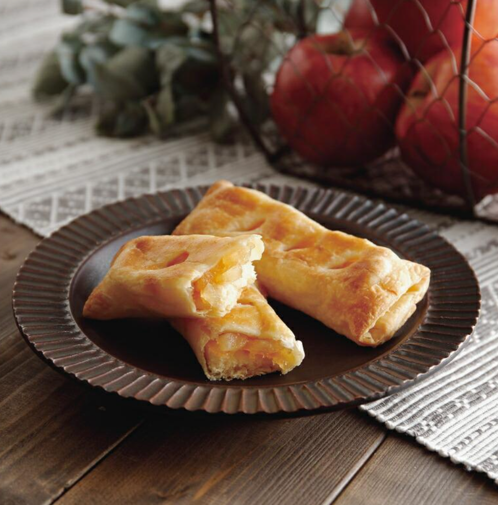 Close‑up of Ragnoo Sasaki Apple Stick, sponge cake and apple filling texture

